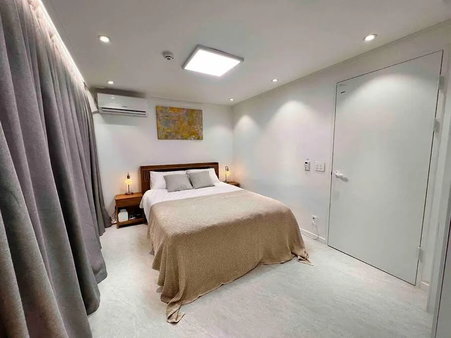 Comma 2, Cozy Semi-Basement Apartment Seoul South Korea