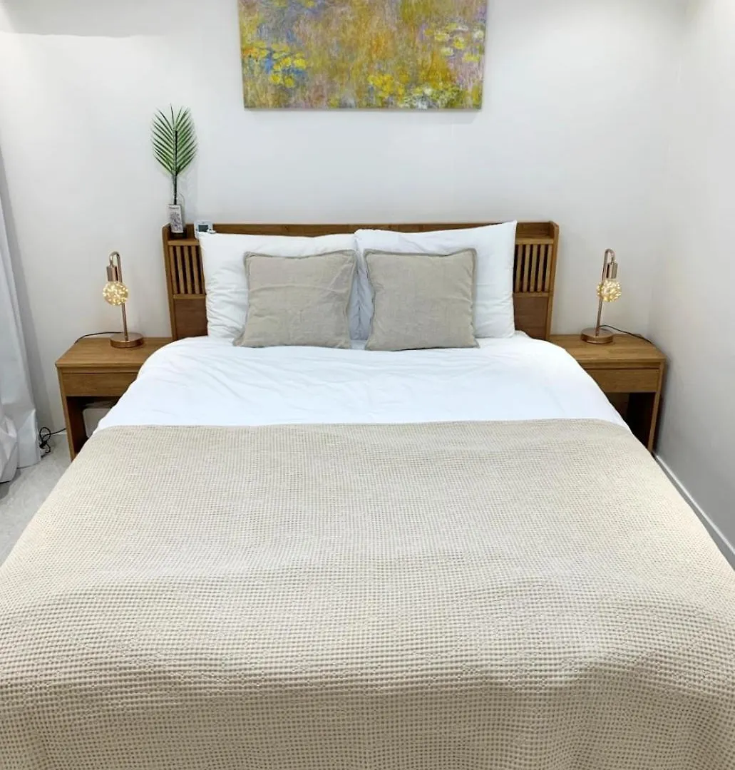 Comma 2, Cozy Semi-Basement Apartment Seoul